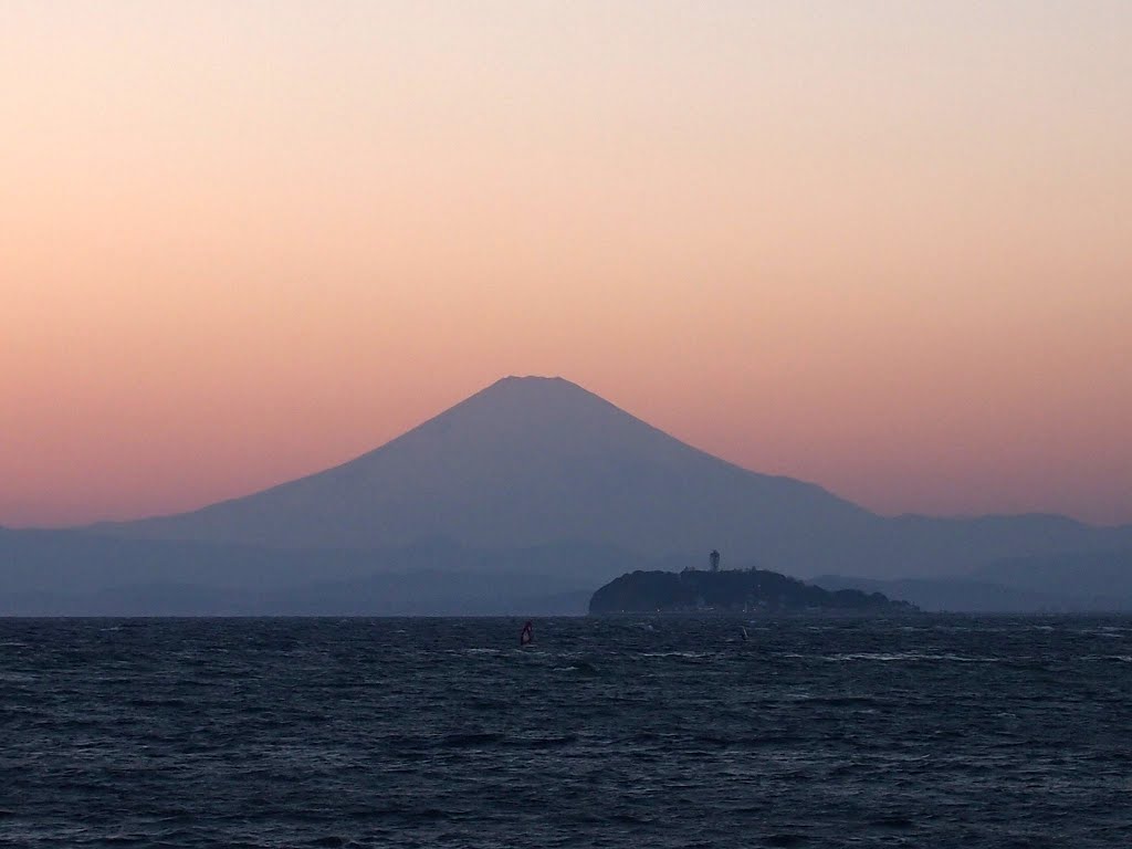 逗子海岸から江ノ島＋富士山 by mthr110