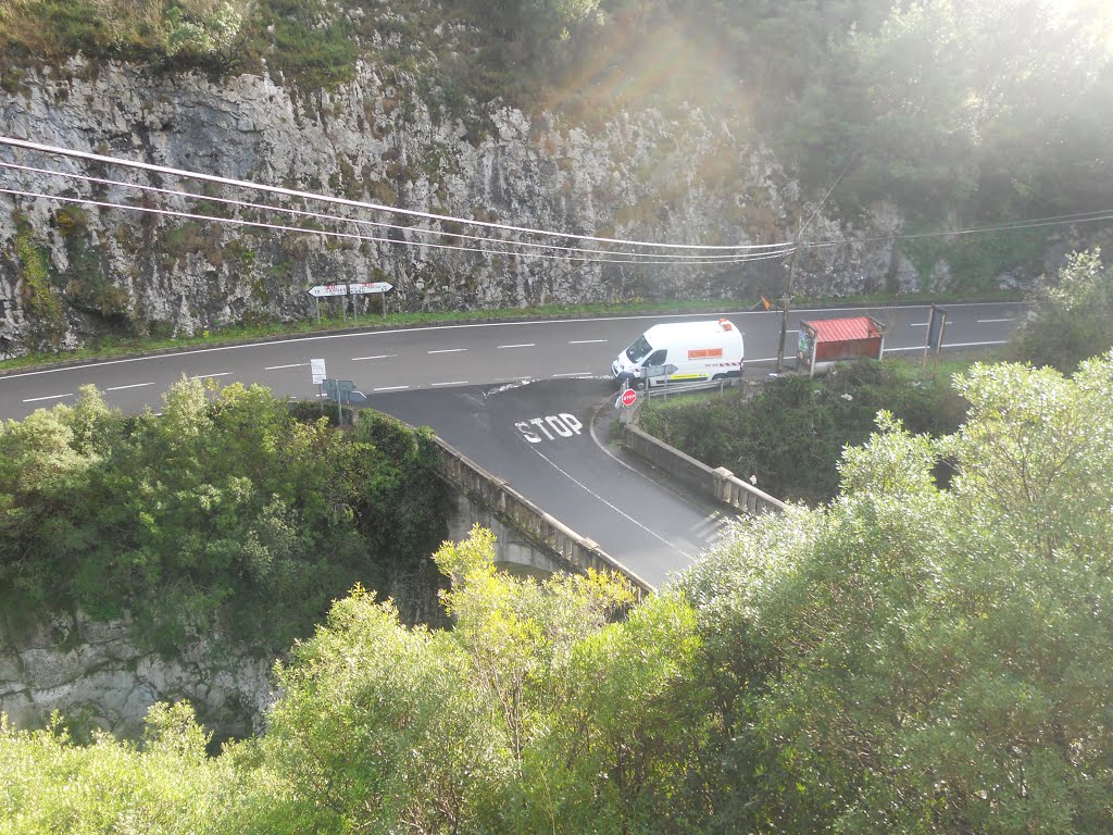 Santillán , cruce con la carretera de Sellañu . by McBodes