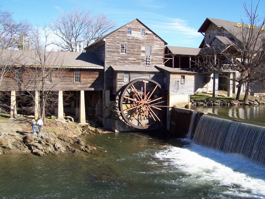 The Old Mill in Pigeon Forge by techtrenton