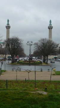 Sur la Place de la Nation ; les deux grandes colonnes du Trône symbole maçonnique by zagreus