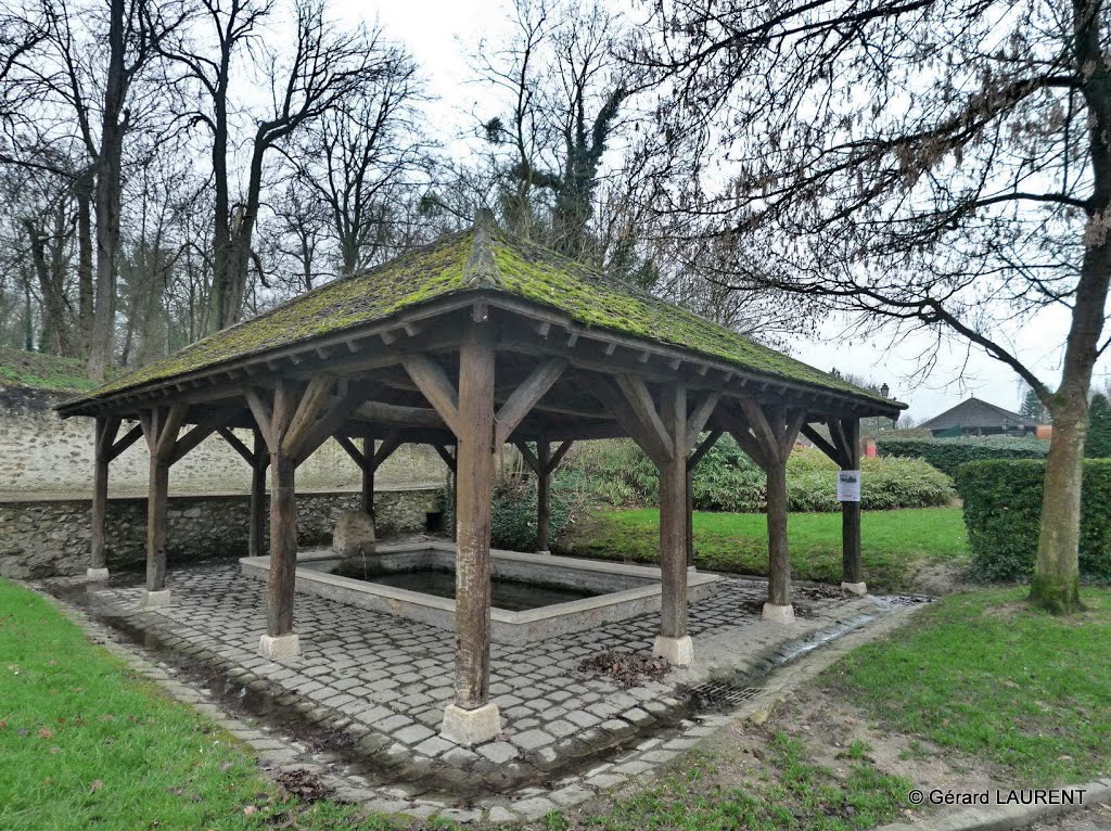 Coupvray - Le lavoir d'en-haut dit "des médisances". Les commères se retrouvaient ici pour discuter des potins du village by astrorail