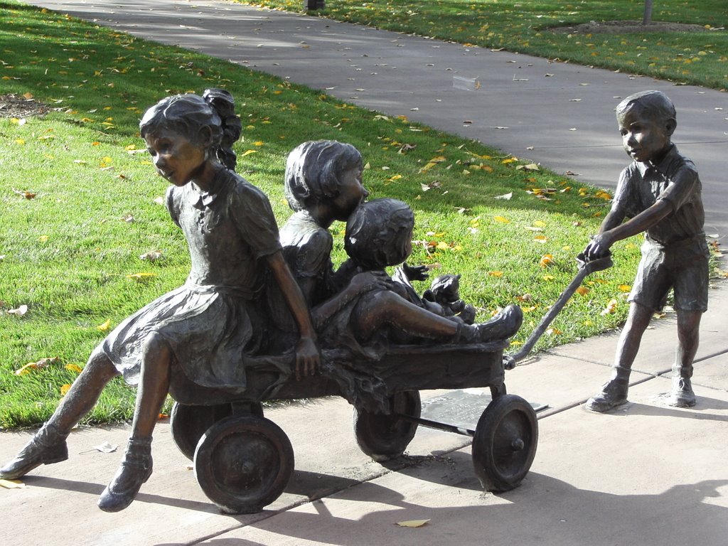 Statue of playing children - Loveland CO by Pieter en Marianne van de Sande