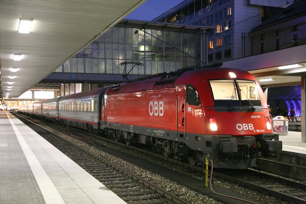 1216 019 on train EC189, 17:31 to Innsbruck at Munich Hbf, 11/1/2013. by MickB.