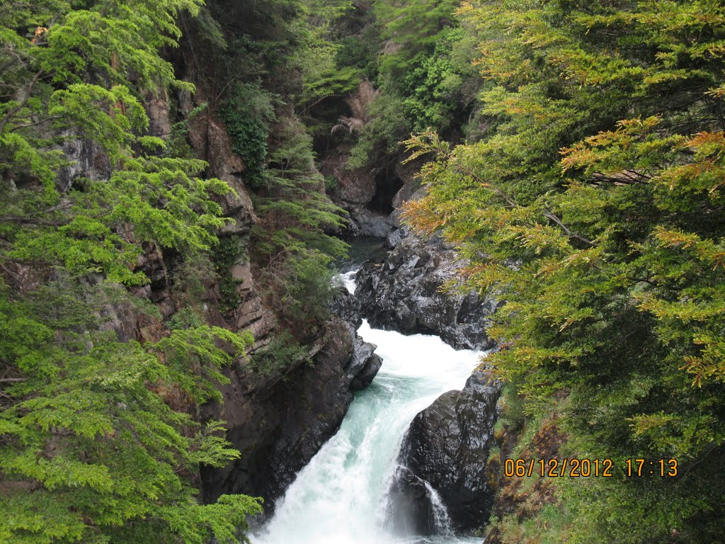 Salto rio by Gmo Adolfo