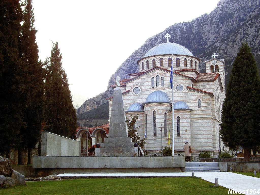 Στην πόλη της Γραβιάς του νομού Φωκίδας, με φόντο την εκκλησία του Αγίου Αθανασίου και το άγαλμα του Οδυσσέα Ανδρούτσου!! -In the city Gravia of Phocis with a background the church of St. Athanasius and the statu of Odysseus Androutsos! by NIKOS1954