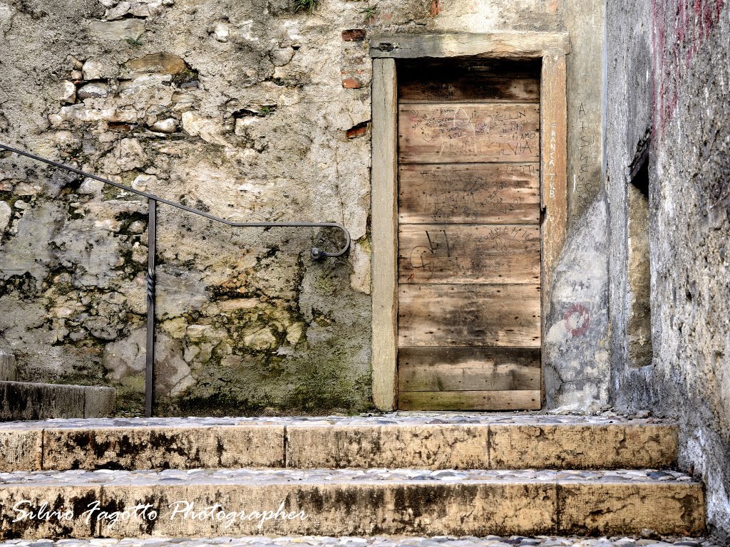 Loving Silvia - Porticina e scale a Feltre (BL) by Silvio Fagotto Fotografia