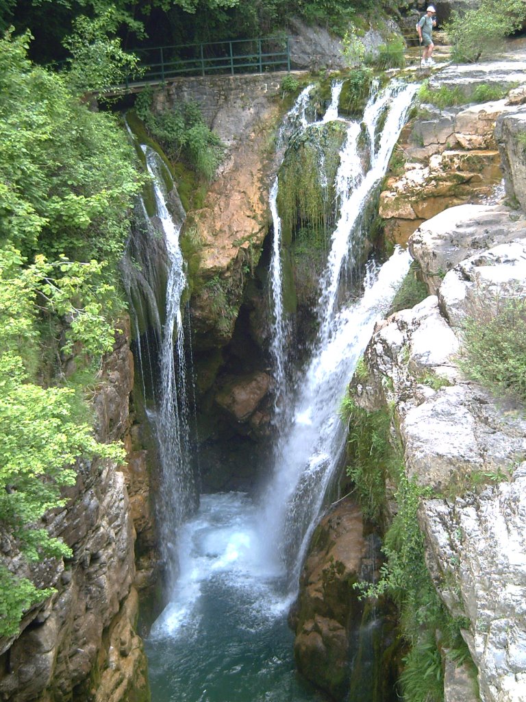 cascada en la entrada del cañon de añisclo by capas