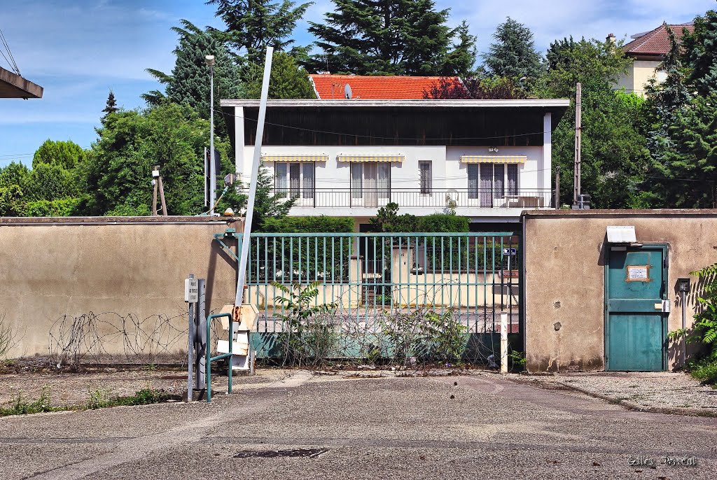 Entrée Lacouture - Caserne Raby - Bron by Gilles Perréal