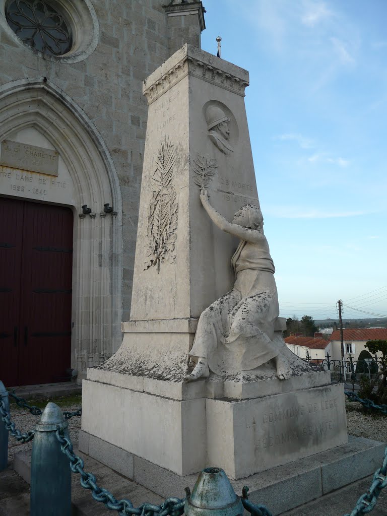 Jegé, monument aux morts devant la chapelle Notre-Dame de Pitié by tofil44