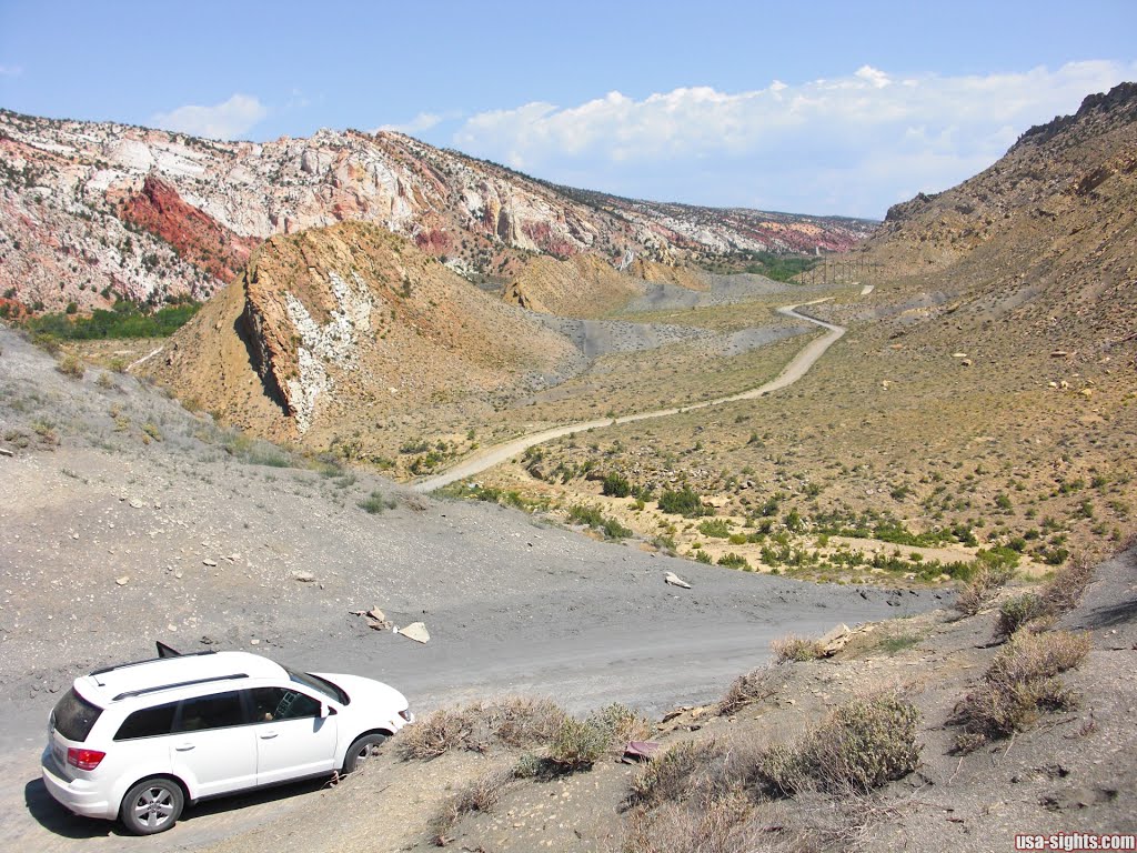 Cottonwood Canyon Road by usa-sights.com