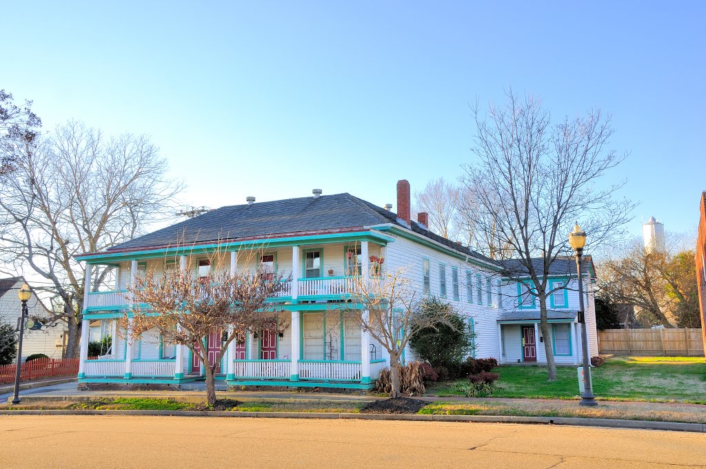 VIRGINIA: ISLE OF WIGHT COUNTY: SMITHFIELD: multiple family dwelling, 360 Main Street by Douglas W. Reynolds, Jr.