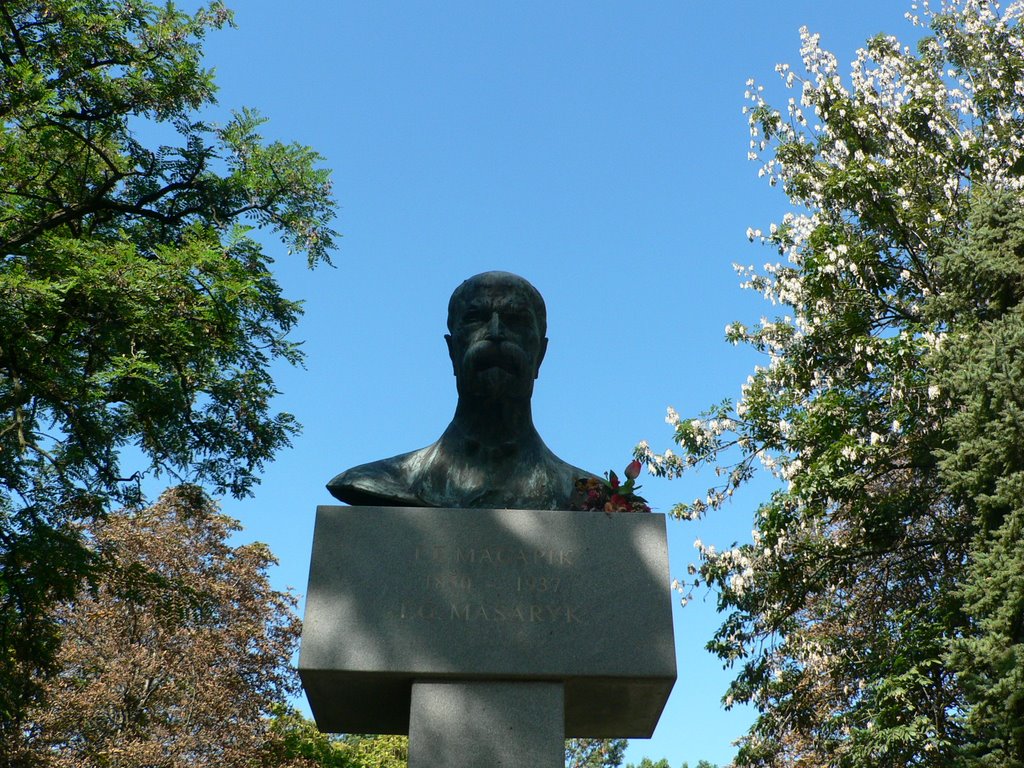 Tomas Garrigue Masaryk statue in Uzhorod by Starosta