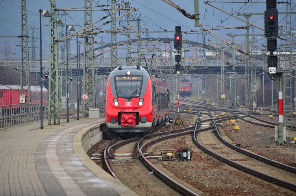 Einfahrt am Saalfelder Bahnhof by Die Reichmänner