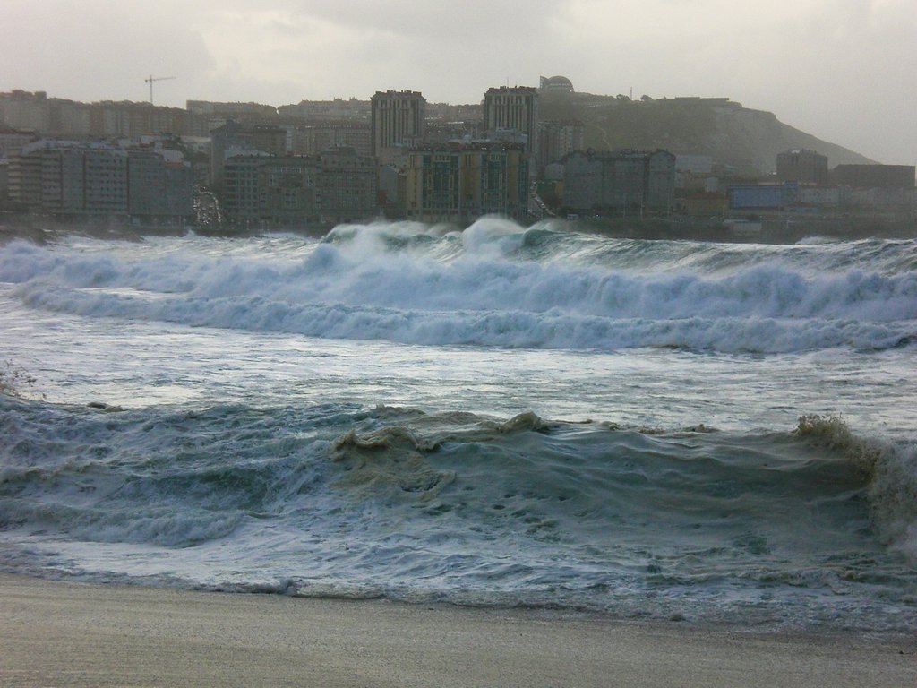 Temporal en playa de Riazor y Orzán (10/03/08) by Luigi Donna