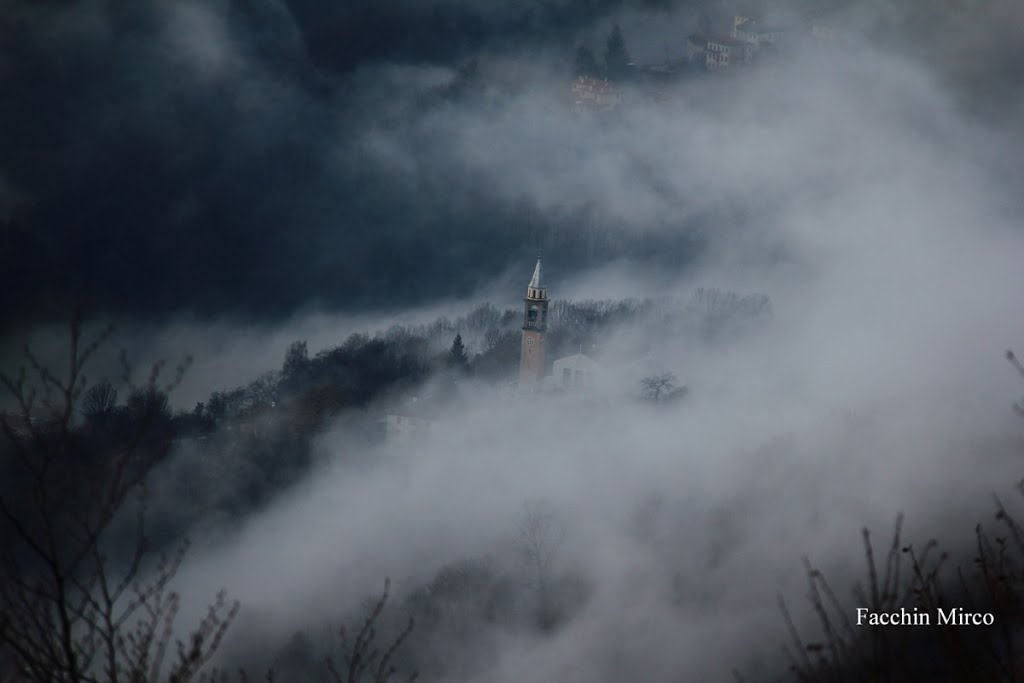 Chiesa di Rovegliana avvolta nelle nebbie. by Facchin Mirco