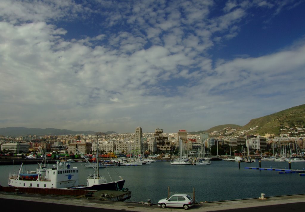 Vista frontal de Santa Cruz desde el muelle. by Jorge A. Pousa Moren…