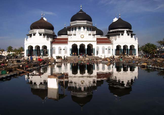 Baiturrahman Great Mosque after Tsunami by heryanto sanusi