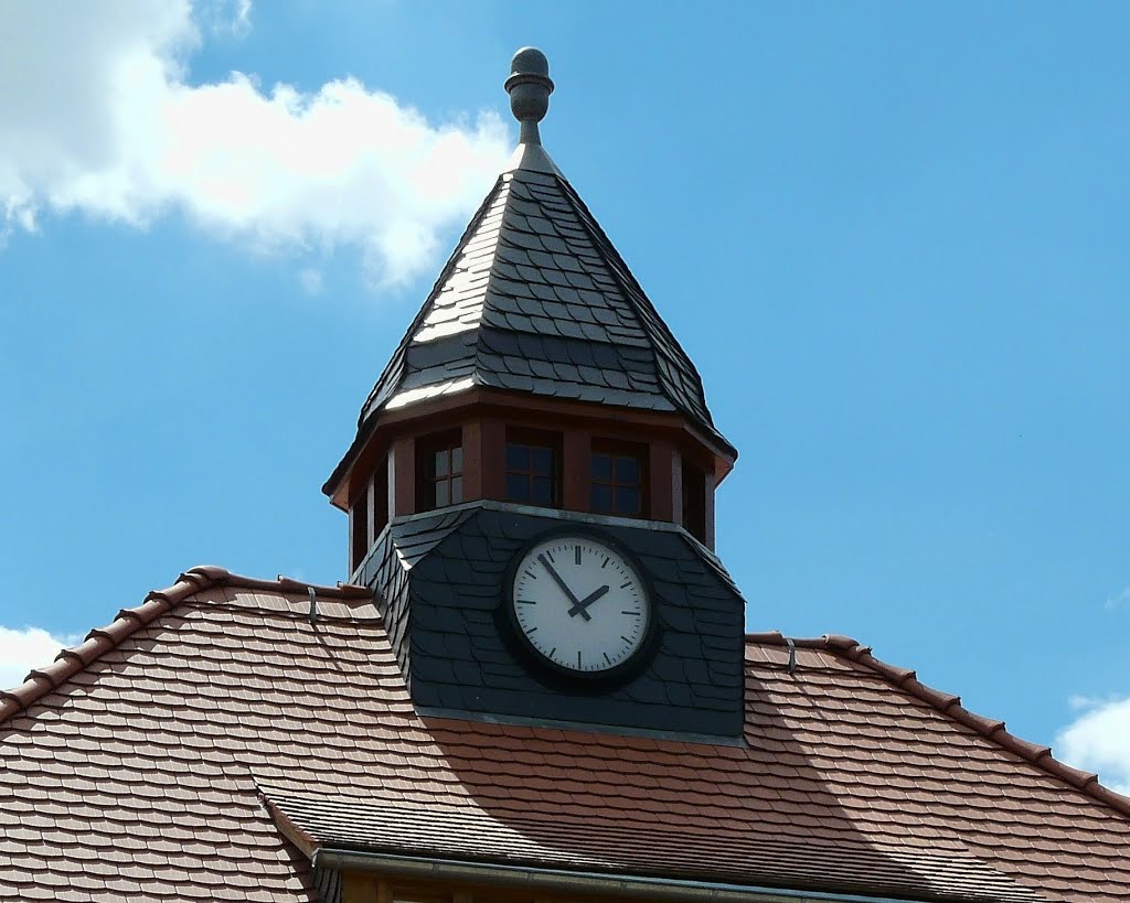 Weißenborn (Erzgeb.) - Der Dachreiter mit Uhr auf dem Eingangsgebäude der Microcellulose Weißenborn GmbH & Co. KG by Thomas Eichler