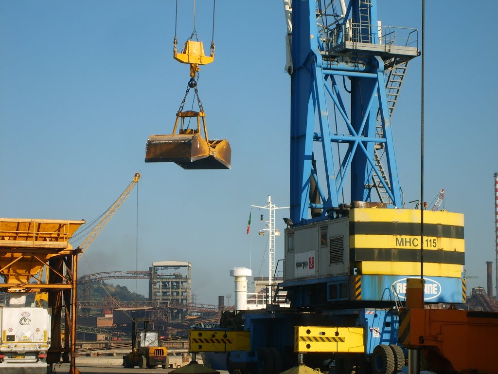 Lavori portuali a Piombino by filiberto.filippini