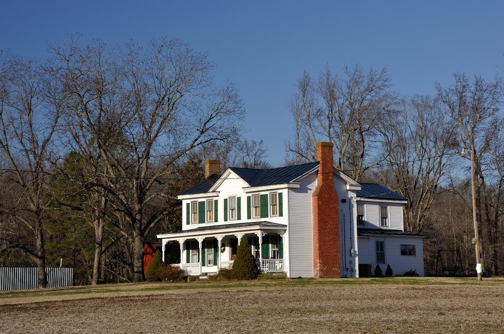 VIRGINIA: SURRY COUNTY: ELBERON: nearer view of farmhouse on Beechland Road (S.R. 626) at Golden Hill Road (S.R. 616) by Douglas W. Reynolds, Jr.