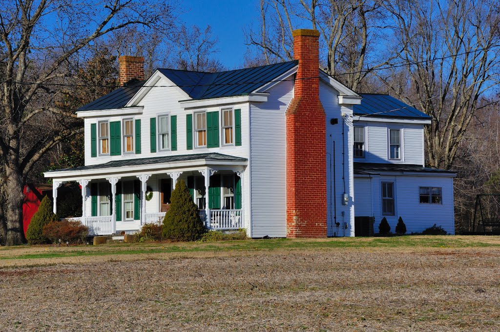 VIRGINIA: SURRY COUNTY: ELBERON: nearer view of farmhouse on Beechland Road (S.R. 626) at Golden Hill Road (S.R. 616) by Douglas W. Reynolds, Jr.