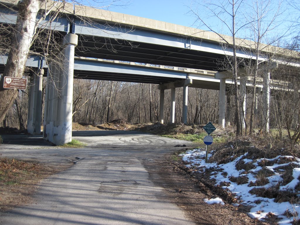 Gravel pad at the Shenandoah river access at route 7 by midatlanticriverrat