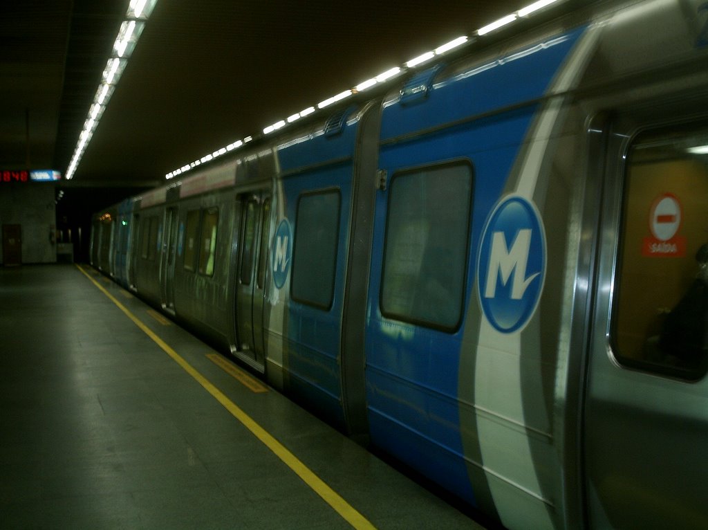 Metrô by Eduardo Mezzonato