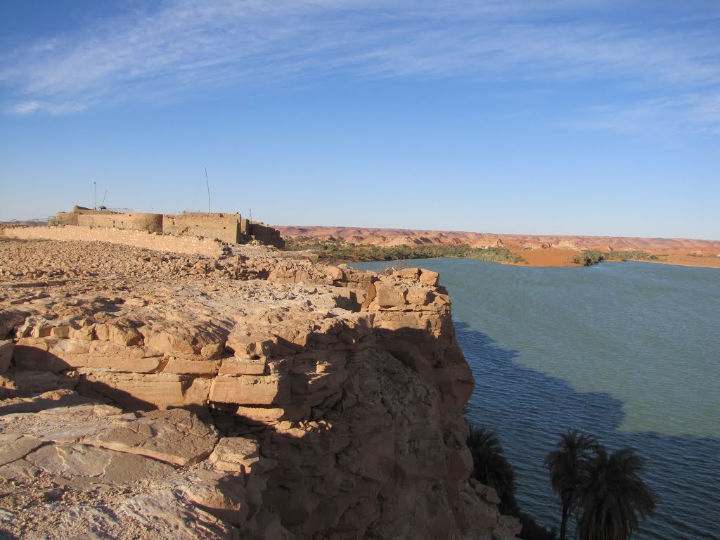 Ounianga Kebir. 'Fort Lagriom' de la época colonial, al borde del acantilado sobre el lago Yoa by Santiago Cordero