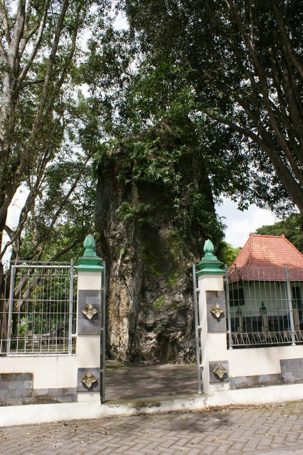 Sisa gunung Gamping, Ambarketawang, Yogyakarta by jelliarko