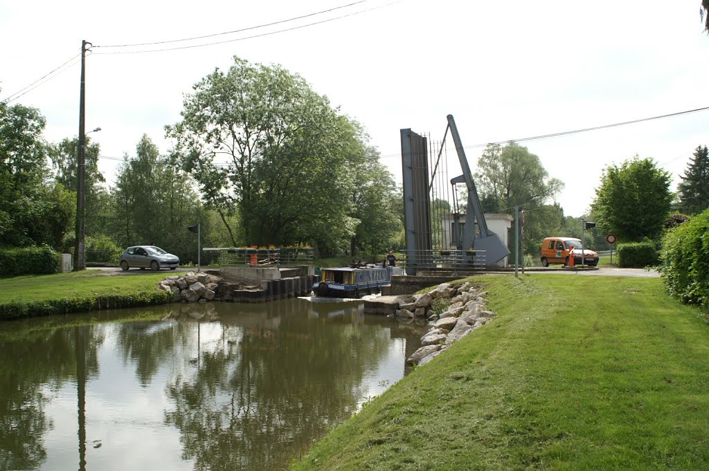 Canal de la Somme, lift bridge at by falconer Dave Long