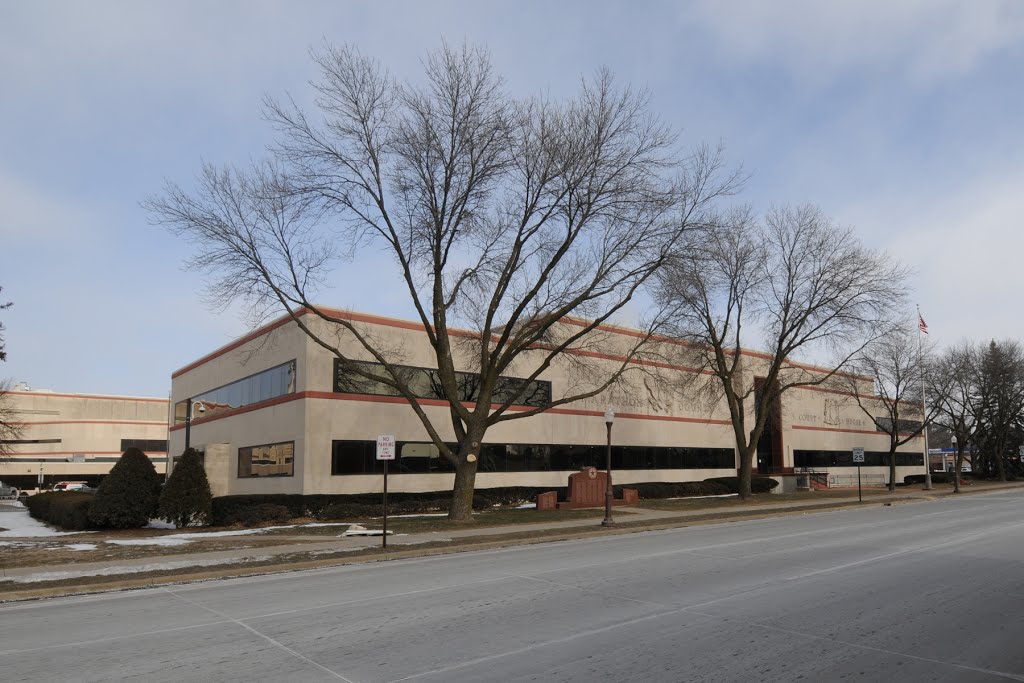 Marathon Co. Courthouse (1953) Wausau WI 1-2013 by TGrier