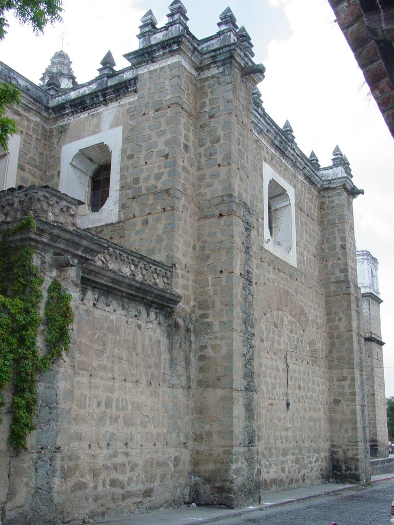 Calle del Hermano Pedro, a un costado Iglesia Nuestra Señora de los Remedios Escuela de Cristo by JoRa Romero