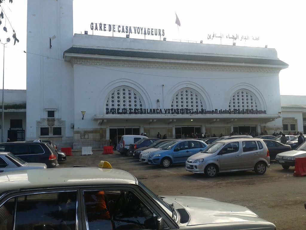 Gare de Casablanca voyageurs by Mhamed Zarkouane