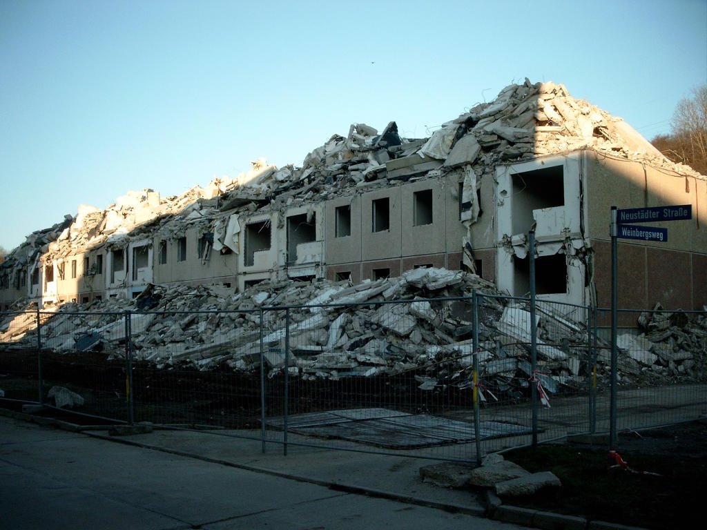 Neubaublock Weinbergweg beim Abriss by Biokrebs