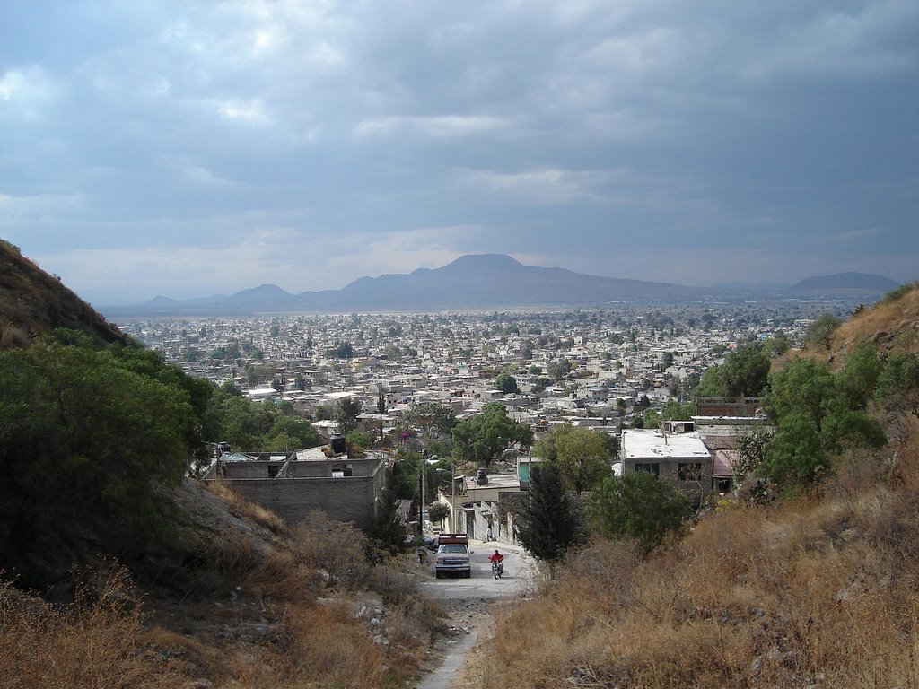 Vista del valle desde la entrada al camino del volcán by Firebrand