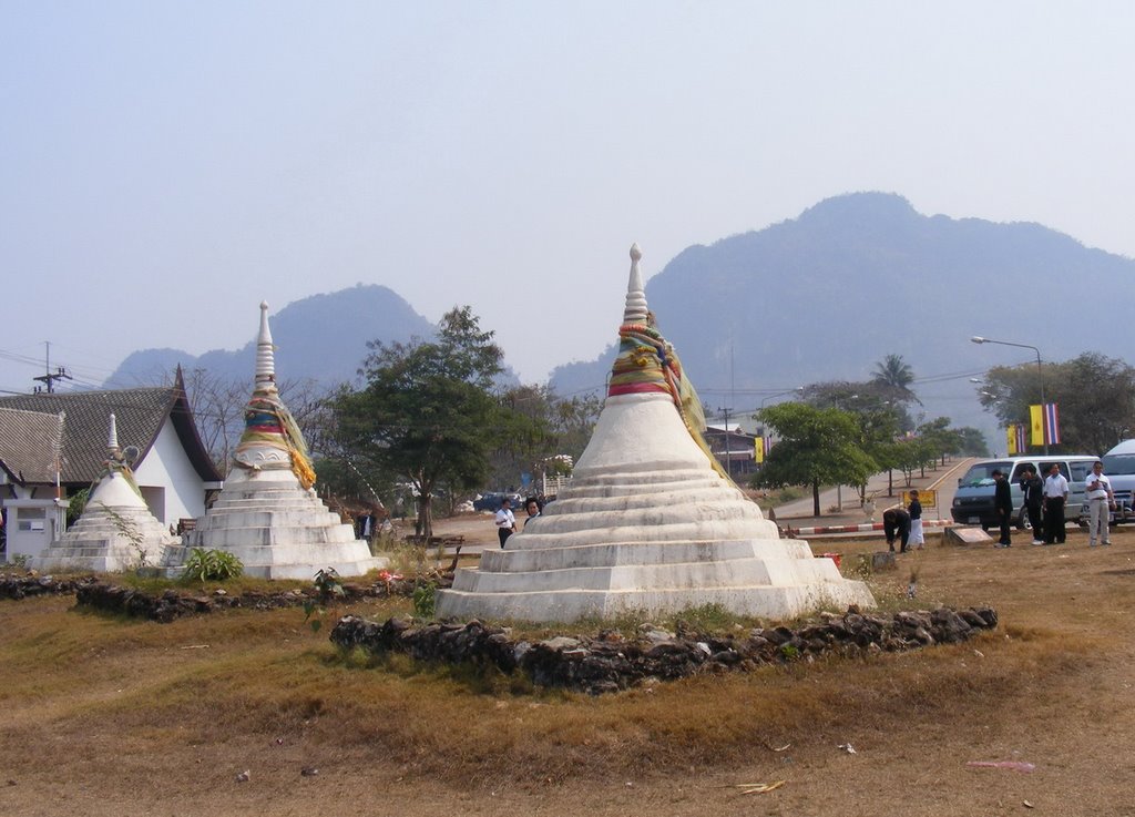 The Route to Thailand from Phra Chedi Sam Ong Border by pr8ngkiet