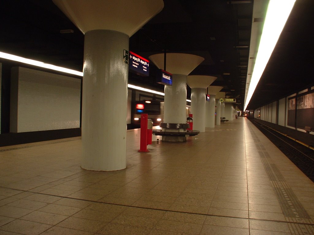 Metrostation Nieuwmarkt by M.P. Tillema