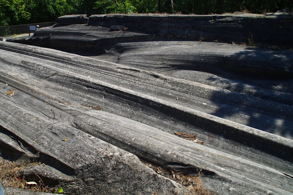 Glacial grooves by Rumiana Koynova-Tenchova