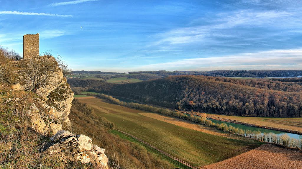 Montferrand-le-Château : l'ancien château médiéval surplombant la vallée du Doubs by JGS25