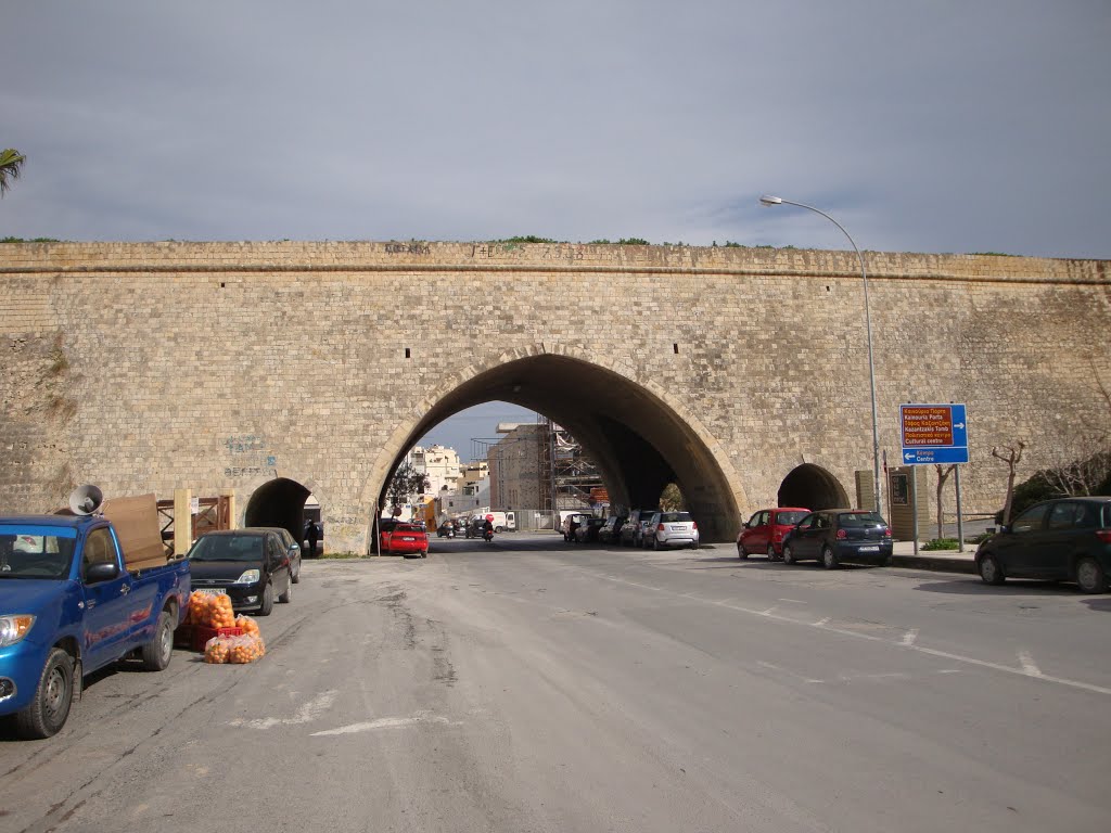 ΠΥΛΗ ΒΗΘΛΕΕΜ-¨ΚΟΜΜΕΝΟ ΜΠΕΝΤΕΝΙ¨/ Bethlehem gate by Yannis Kassotakis