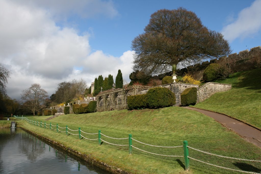 Looking towards the castle by Machiavel