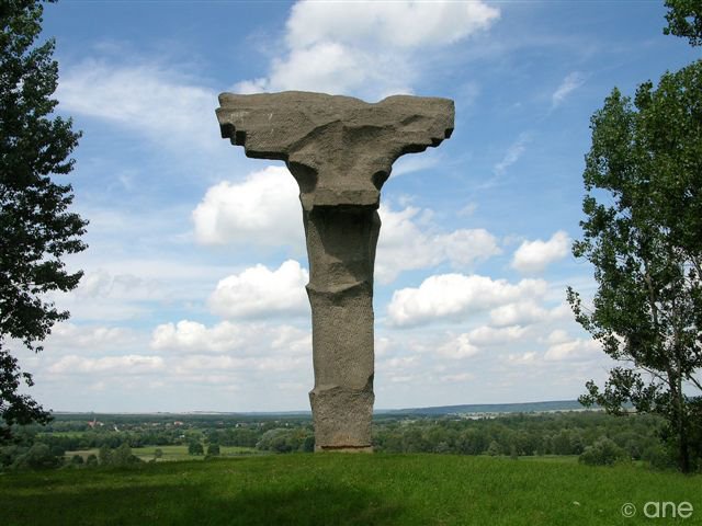 Pomnik wzniesiony na pamiątkę bitwy pod Cedynią - 24 czerwca 972 (widok pomnika od tyłu i panorama na granicę z Niemcami) by Ane-art