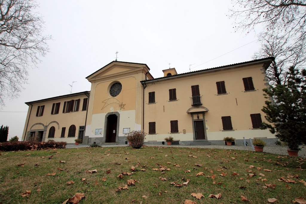 Al centro in bell'ordine la Chiesa di S. Andrea apostolo by Renato Aldo Ferri