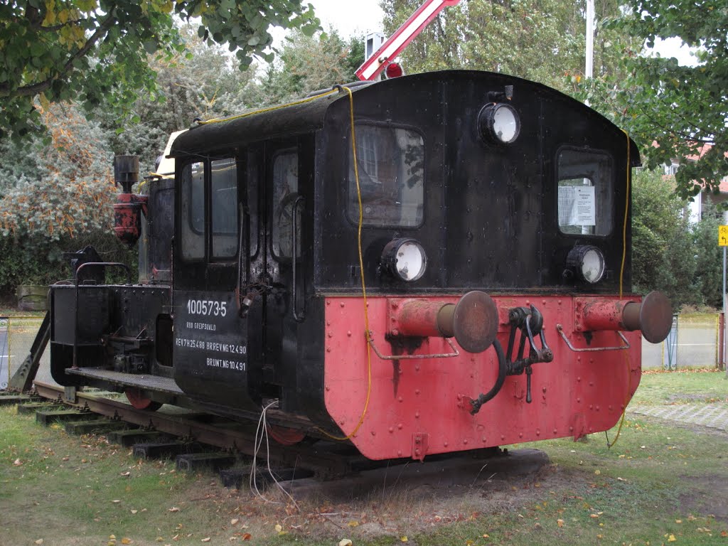 Die Rangierlok 100 573-5 ist vor dem ehemaligen Bahnhof in Prerow auf dem Darß zu sehen. by Dierk Lawrenz