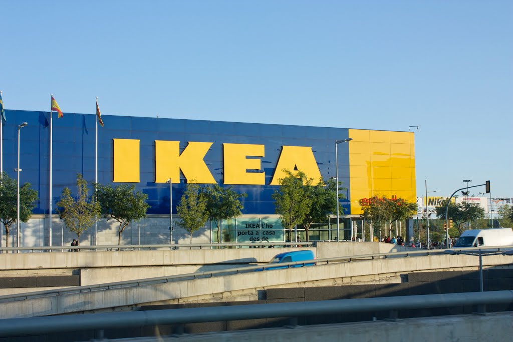 Centro comercial Ikea en L'Hospitalet de LLobregat. Barcelona. by Roberto Lam