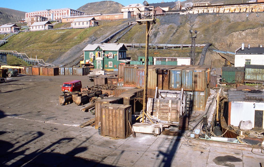 Barentsburg; das Kai (TR) by Thomas Rommel