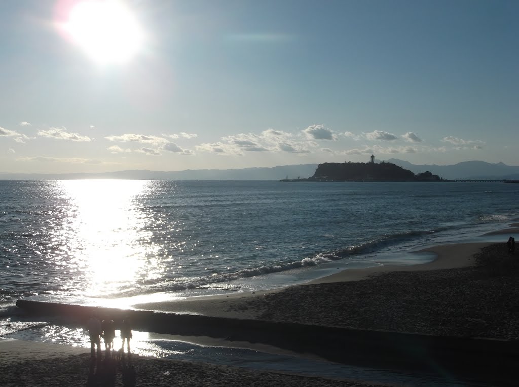 七里ヶ浜　相模湾海面に眩しく反射する日光 by kanto-soshu_osumi-beach