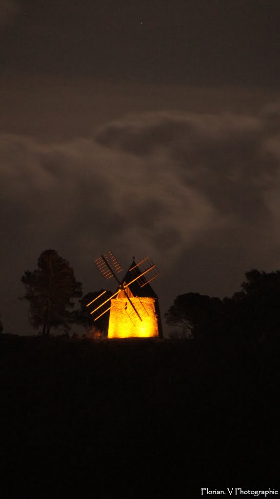 Moulin de Ste-Anne de nuit by Flo 11