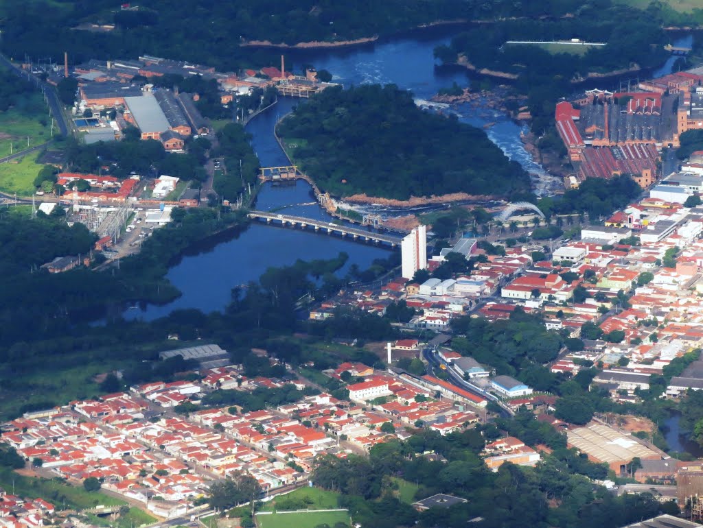 Rio Tietê e Salto, SP, Brasil. by André Bonacin