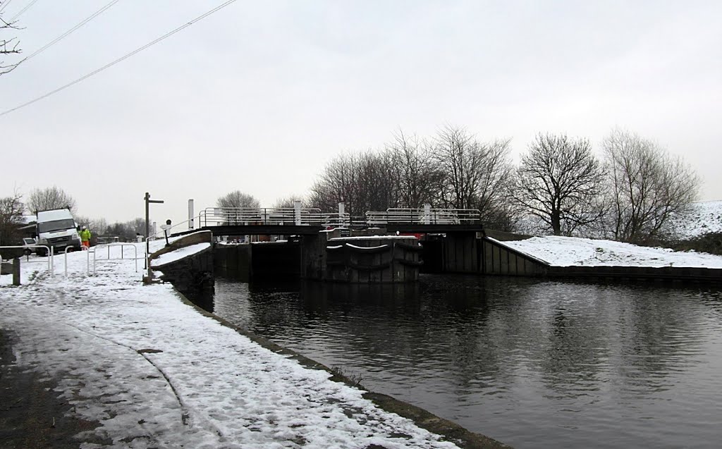 Bridge over the lock by Shimmerxxx